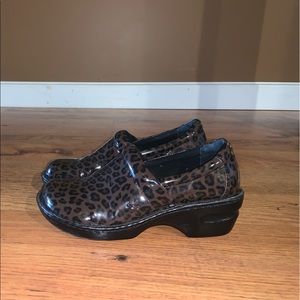 Cheetah print b.o.c. clogs